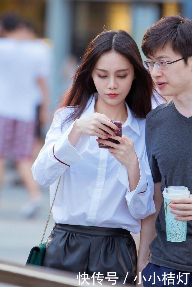 纯白色衬衫搭配黑色小短裤,时尚甜美,美丽动人