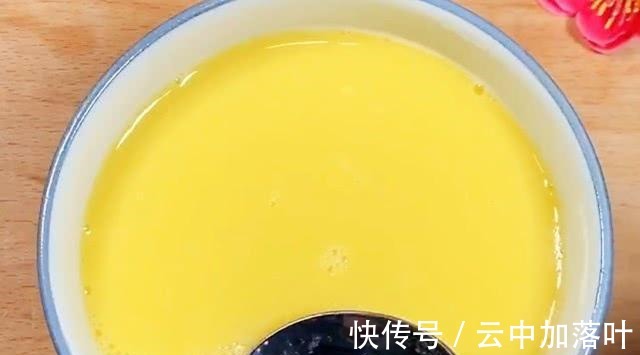 为什么自己蒸的鸡蛋羹又老又不嫩滑很多人第一步就做错了！