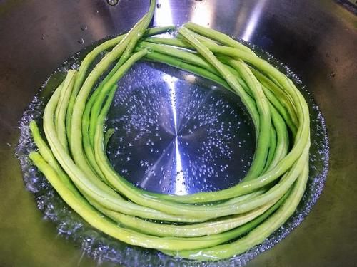  形状|把豇豆角做成棒棒糖的形状，孩子看着就高兴，好吃又好看