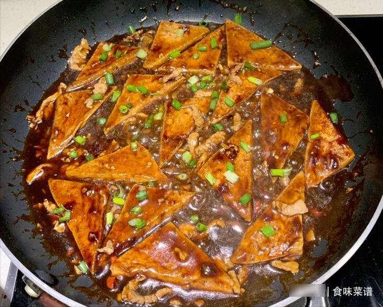 学会红烧豆腐的做法,隔三岔五烧着吃,美味又下饭,比吃肉都过瘾
