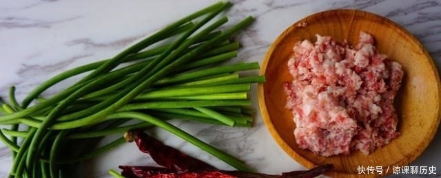 蒜苔|蒜苔新吃法，不炒蛋，不炒肉，这样炒鲜香还补钙，孩子爱吃！