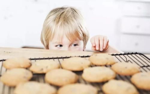 父母|有些青春期孩子仇视父母，假象背后不为人知的秘密，家长错看孩子