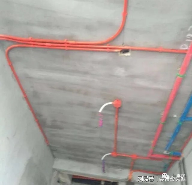 水管|水管铺设走顶还是走地?别选错了,当把房毁了就晚了