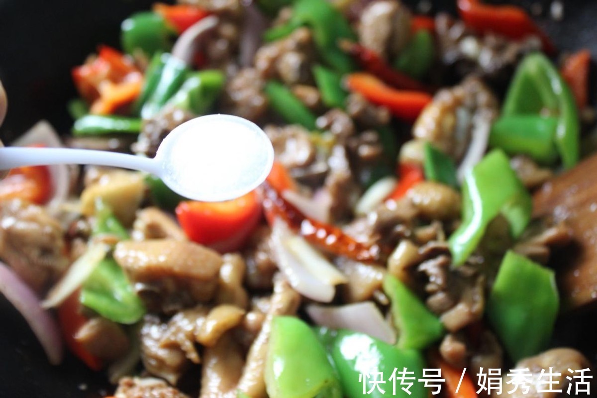 红椒|这大盘鸡看着就流口水，颜色鲜艳好吃，出锅2碗米饭不够吃