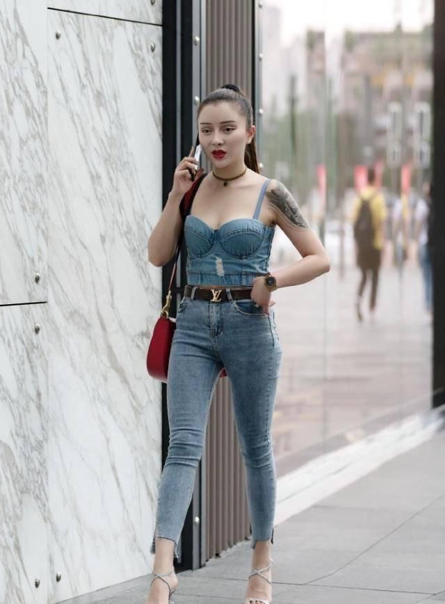 街拍|街拍果然，霸气的女人，走起路来姿态都不同