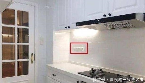 人装|厨房插座别装上墙了，第一次见有人装这种插座，感叹太机智了