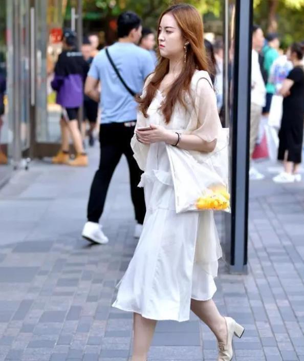 街拍:身材不错的小姐姐,披肩的长发,尽显女性魅力