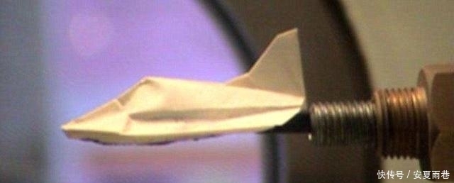 一张纸从太空飘落回地球时会发生什么?