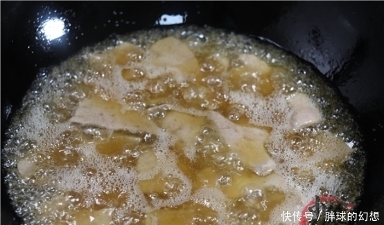 猪肝切记不要用清水洗，等于吃毒素，多加一步，血水脏东西全跑光