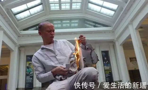 夏娃#疯狂的艺术家何云昌:取出肋骨制成项链,给5位深爱的女人戴上