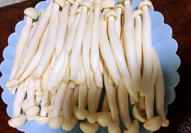 家人|海鲜菇此做法,家人抢着吃,蒜香浓郁,味道鲜美