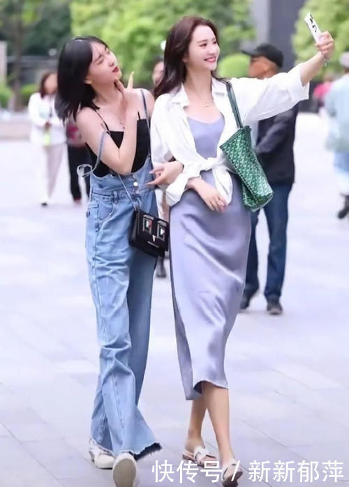 街拍:小姐姐穿裙子美得像仙女,但是鞋子整成了“泥腿子”!