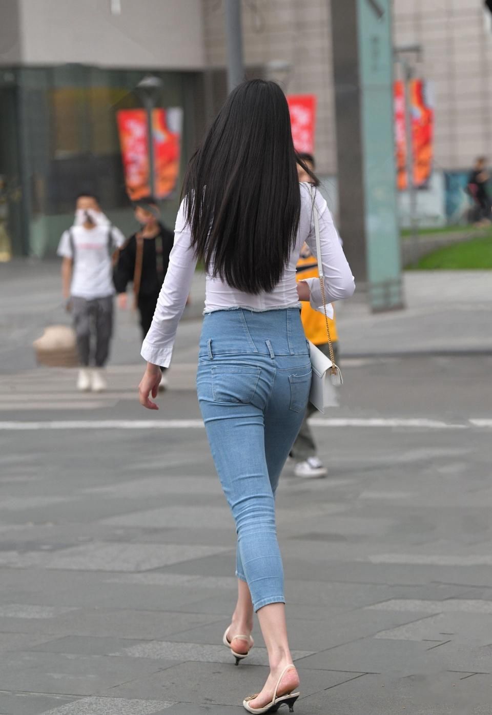 街拍美女：无数女孩证明，牛仔裤确实适合长腿！