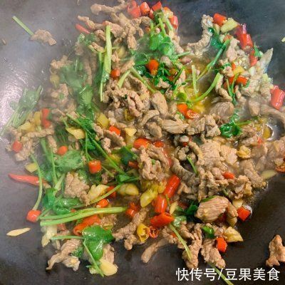 你做的泡椒香菜牛肉，和饭店大厨相比，只差这一步