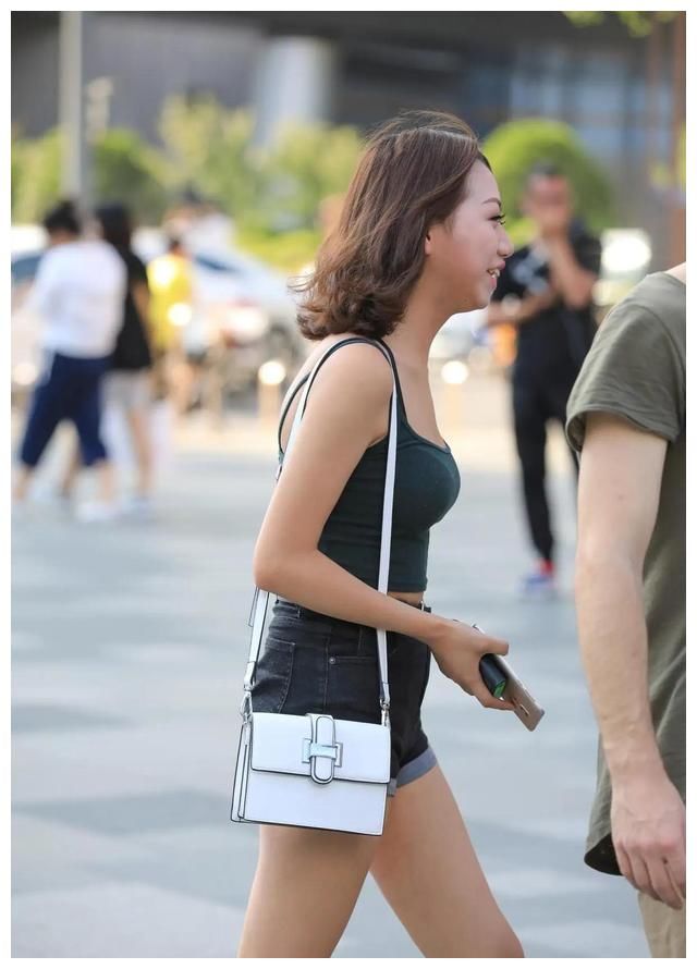 墨绿色吊带衫、黑色牛仔短裤，很适合肤黑女孩的一套穿搭