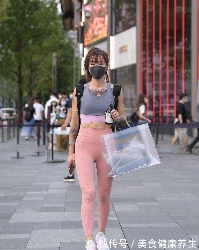 打底裤 灰色运动背心搭配粉色打底裤，体现精致的女人味，营造完美的比例！