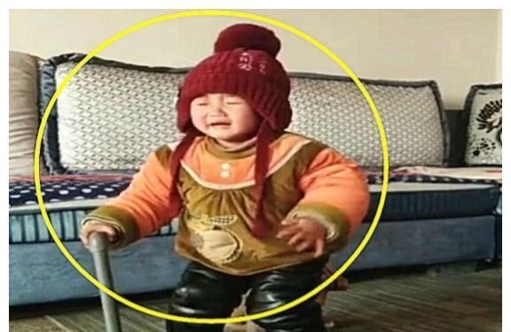 孙子|让孙子模仿奶奶,1岁孙子拄着拐杖就开始,下一幕爷爷牙都笑掉了