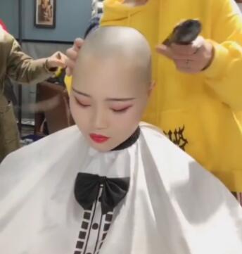光头|女孩进理发店要求剃光头,理发师不敢下手,女孩一句话理发师哭了