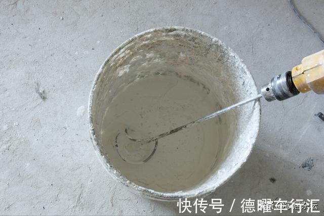 家装|刮腻子的工人说腻子里面要加胶水,真的是这样吗?有何猫腻?