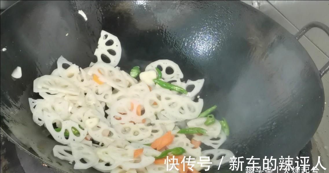 炒莲藕片|炒莲藕片不发黑,掌握2点小技巧,脆爽清甜又开胃,颜色透亮不黑