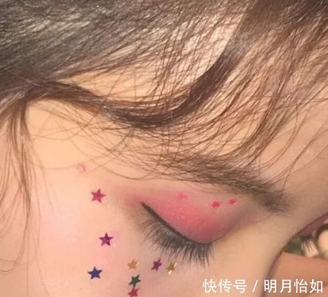 眼睛有这3个标志的女生，天生自带“眼妆效果”，不怕找不到男友