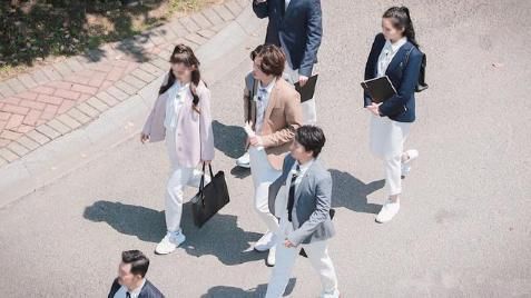 蔡徐坤|關曉彤穿平底鞋錄節目,當她和184蔡徐坤同框,誰的身高在說謊