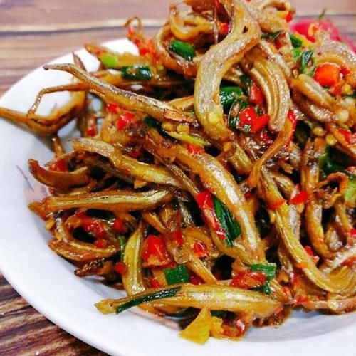 美食精选：剁椒梅鲚鱼干，干煸四季豆，腊肉烩香干，虾皮拌秋葵的做法