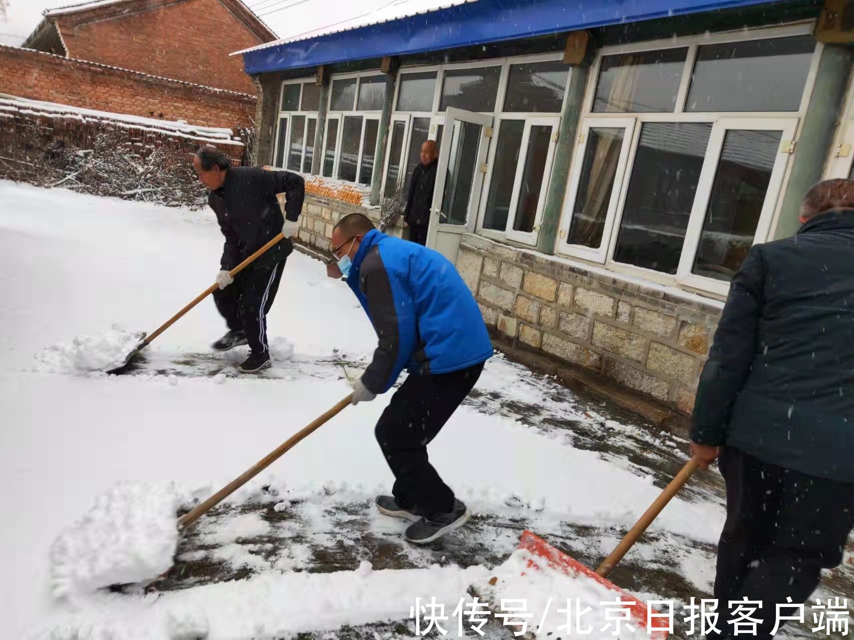 老人|入户送温暖，他们为独居老人清理院中积雪