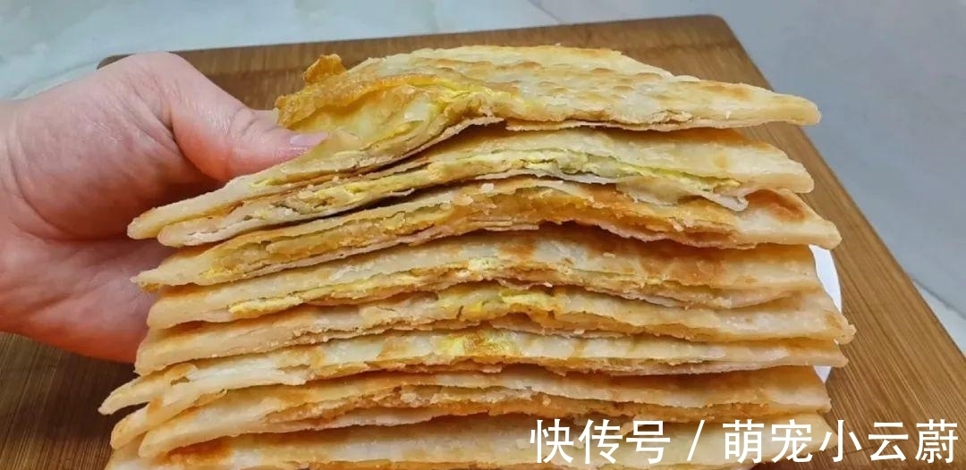 案板|3勺清水，1斤面粉，淋上鸡蛋液，教你做创意早餐饼，比葱油饼好吃