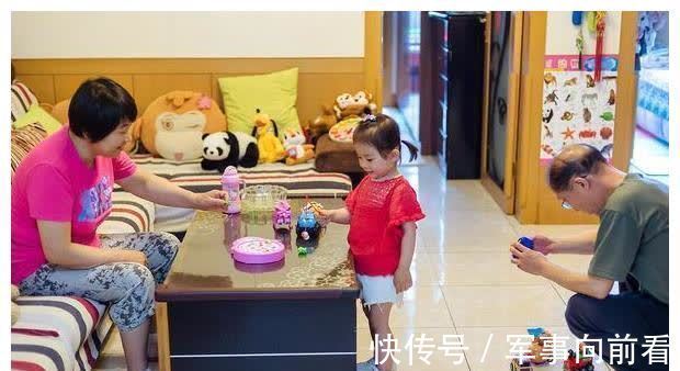 贴画|退休教师婆婆帮带娃,每天让孩子玩,上学后孩子表现出超强专注力