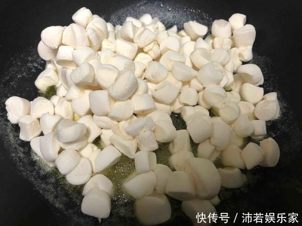网红雪花酥了解一下!又香又脆,几分钟就能学会,过年串门就带它