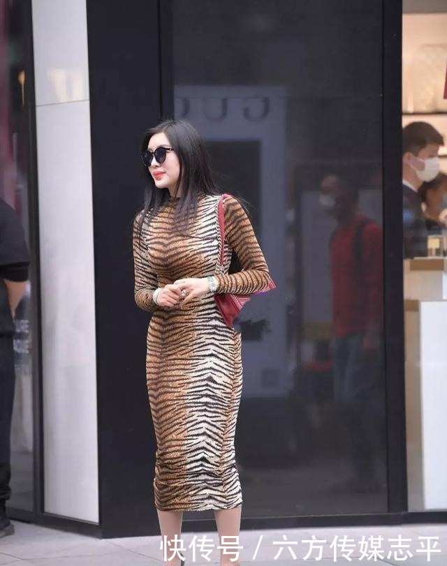 继“豹纹裙”之后,“斑马裙”强势来袭,让年轻女孩措手不及!