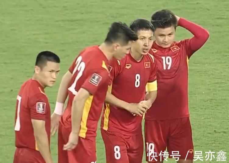 对手|1-3后!李霄鹏向球迷和球员道歉,对手现场发红包,国足扎心了