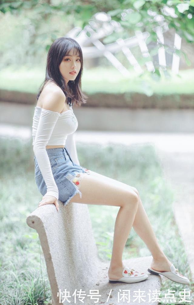 白色高腰露脐紧身T恤搭配牛仔短裤，清丽脱俗，不食人间烟火