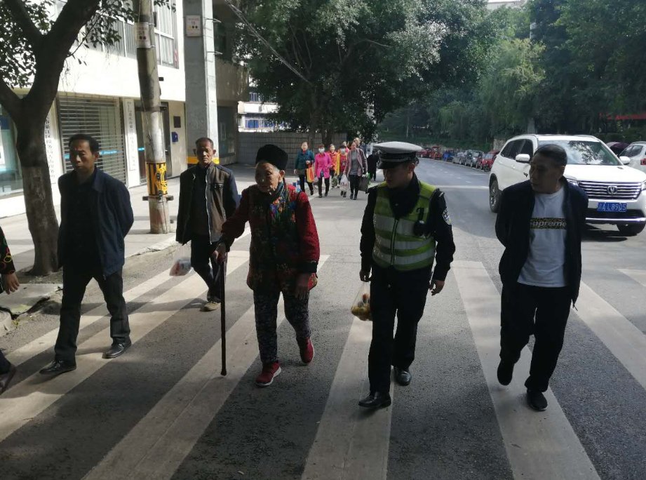 送回|102岁老人遛弯儿迷路 交巡警帮忙寻路并安全送回家中