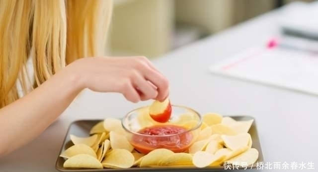 推手|10后孩子正被“催熟”，这几类孩子爱不释手的零食，是隐形推手