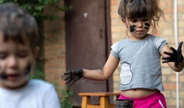 奶奶|父母一走，奶奶撒手，有多少家庭正在经历老人“假带娃”