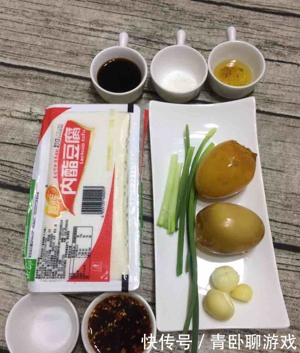 切皮蛋时,不要直接下刀切!大厨都这样做,不粘连,不散花!