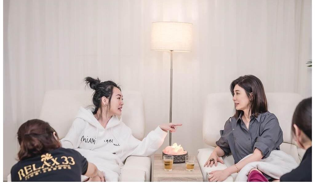 |小S和贾静雯聊私密话题，双方幽默秒懂，贾静雯害羞到难以招架