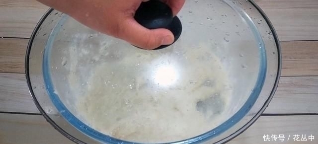 芝麻烧饼这样做真香,不揉不擀面,更不用调油酥,出锅一盘不够吃