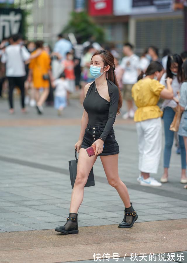 马丁靴|时髦女生的夏季短裤穿搭，配上个性上衣，清凉时尚又潮流