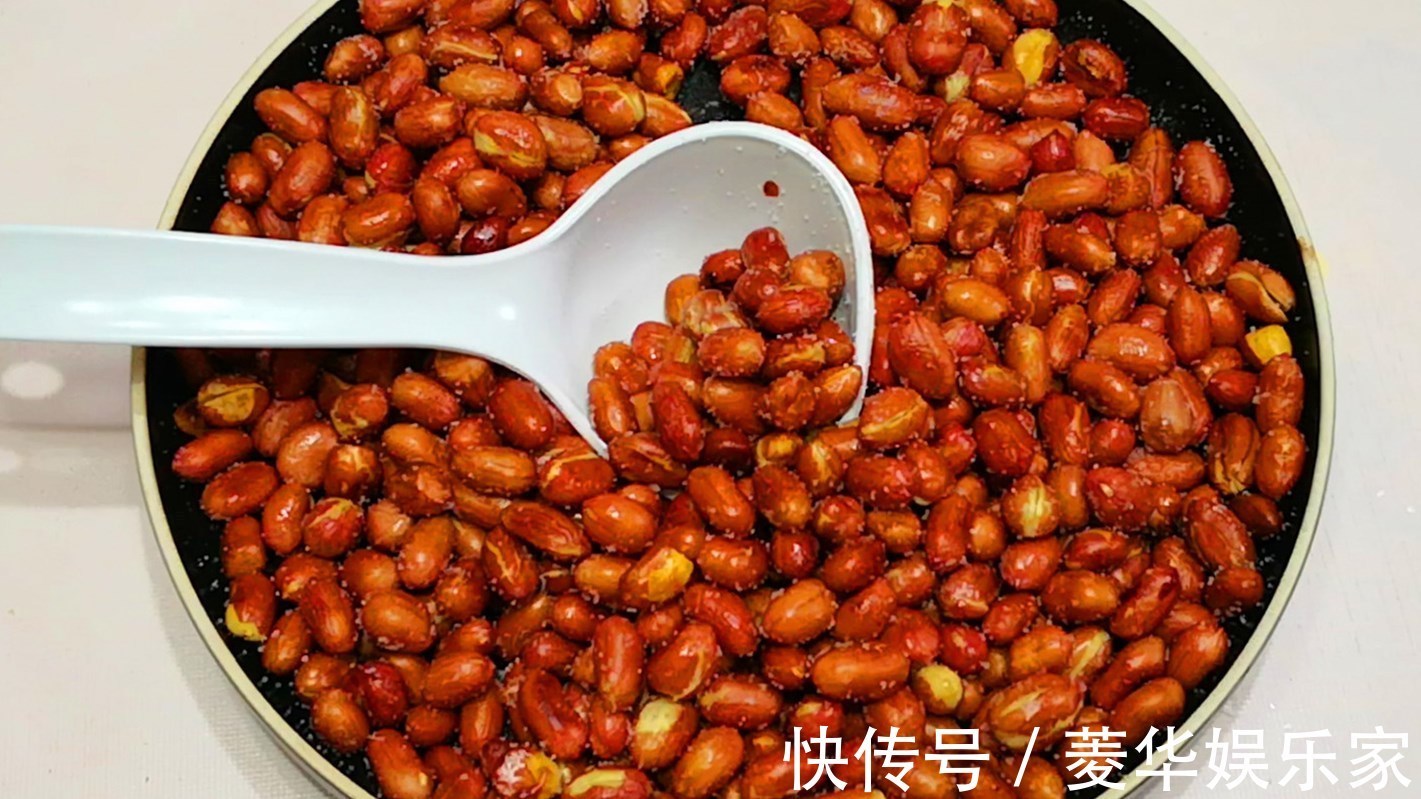 炒花生米时，最忌上锅就炒，很多人做错，难怪花生米不脆也不香