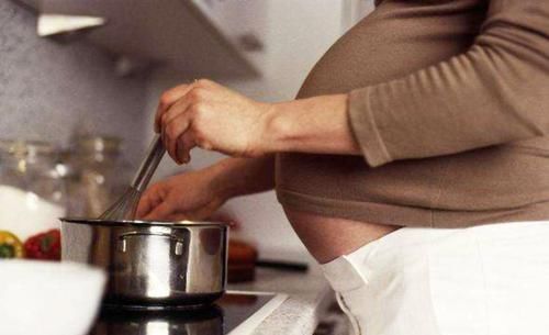 腹中娃|孕妈满足口腹之欲,腹中娃却遭殃,嘴馋的孕妈要注意避开这些食物