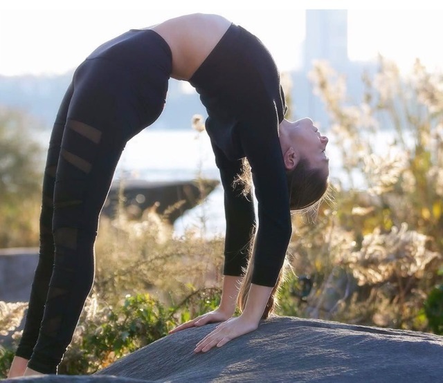 轮式|初学瑜伽轮式,采用平躺上拱练习法,既简单,又轻松,还很安全!