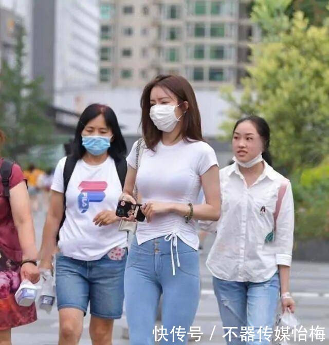 时尚|牛仔裤有着修身时尚百搭的特性,而精致的做工受到了大家的喜欢