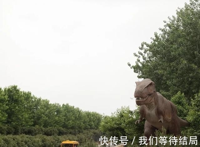 枫彩漫城景区|到南京大泉湖枫彩漫城景区看远古时期的大恐龙吧