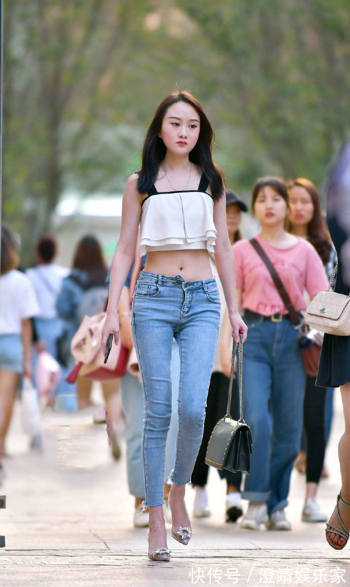 小蛮腰 荷叶吊带装更显腰细,搭配修身牛仔裤,好身材的小姐姐穿上太美!