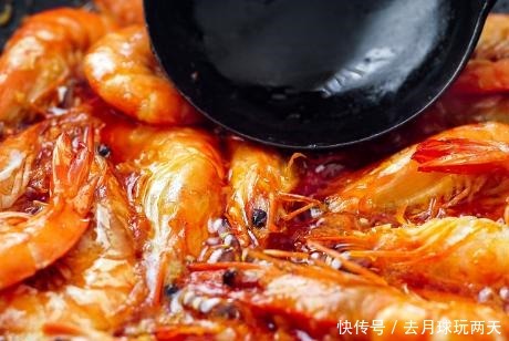  不腥|油焖大虾，别直接就下锅，多加1个步骤，虾肉鲜嫩不腥，更红亮