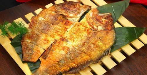 不管煎什么鱼，都别急着下锅，油分2次倒，鱼皮不再粘锅