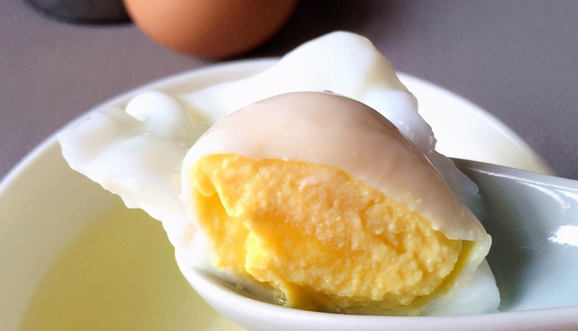 煮荷包蛋时,沸水下锅是错的!掌握“5点技巧”,完整不散不起沫